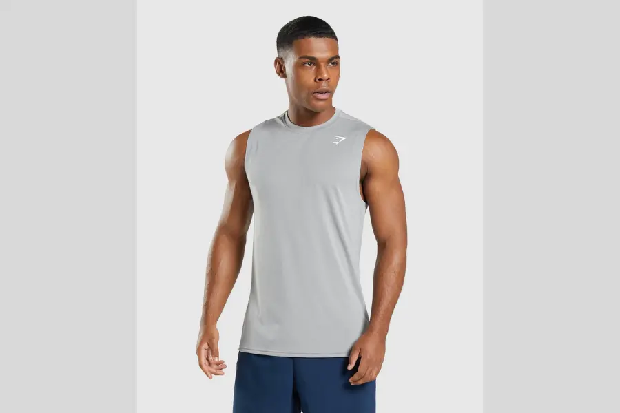 Der ultimative Leitfaden für ärmellose Herrenhemden: Wie man sie stilvoll und selbstbewusst trägt