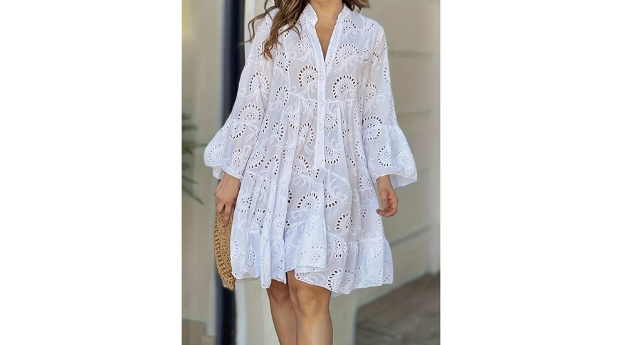 Schickes, einfarbiges Kleid mit V-Ausschnitt und Rüschensaum