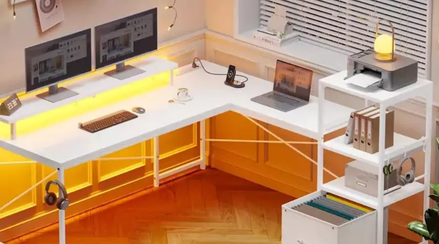 L-förmiger umkehrbarer Computertisch mit LED-Streifen, Ablageflächen und Monitorständer